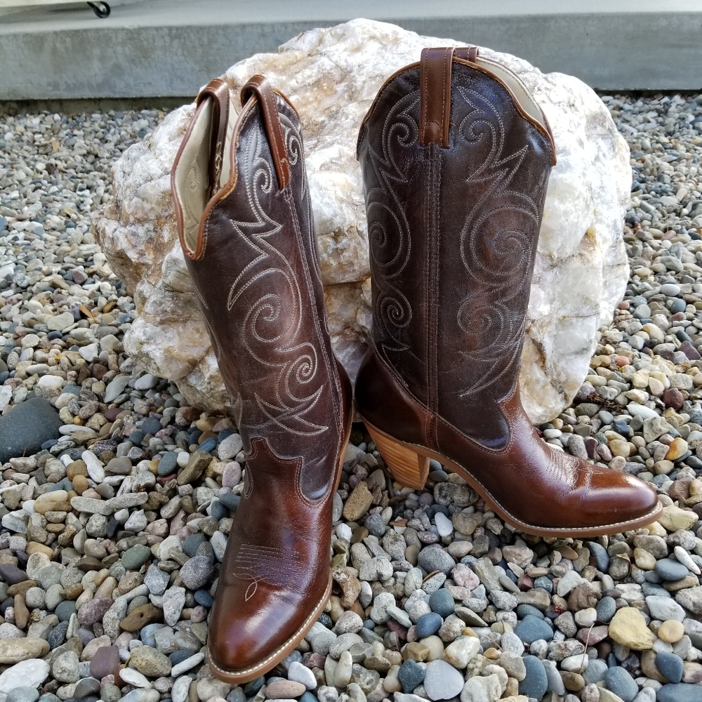 Dingo brown leather embroidered cowboy boots 8 Med